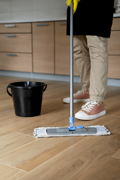 Nettoyage d'un parquet à la serpillère